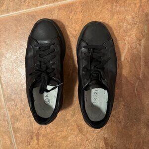 NWT Kizik Vegas Womens size 6 Wide